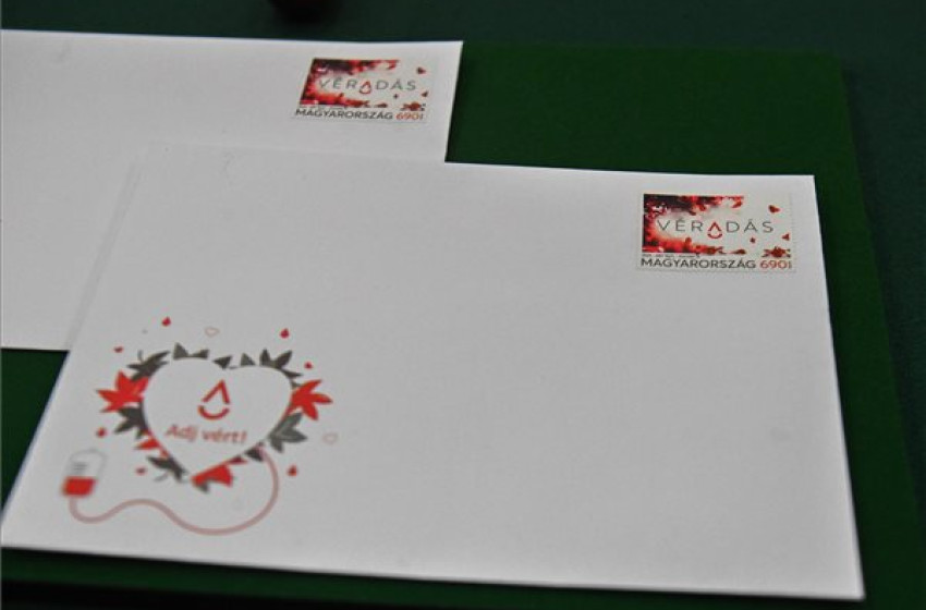 Az önkéntes véradás fontosságára hívja fel a figyelmet a Magyar Posta új bélyege