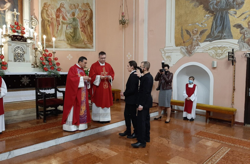 A bérmálás szentségében részesültek a kapuvári Páli Szent Vince Katolikus Gimnázium kilencedikes diákjai