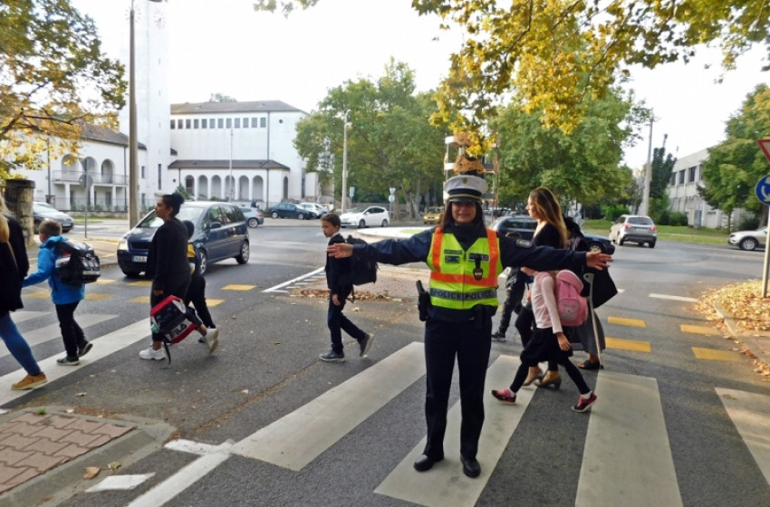 Iskolarendőrök és polgárőrök segítik a gyermekek biztonságos közlekedését