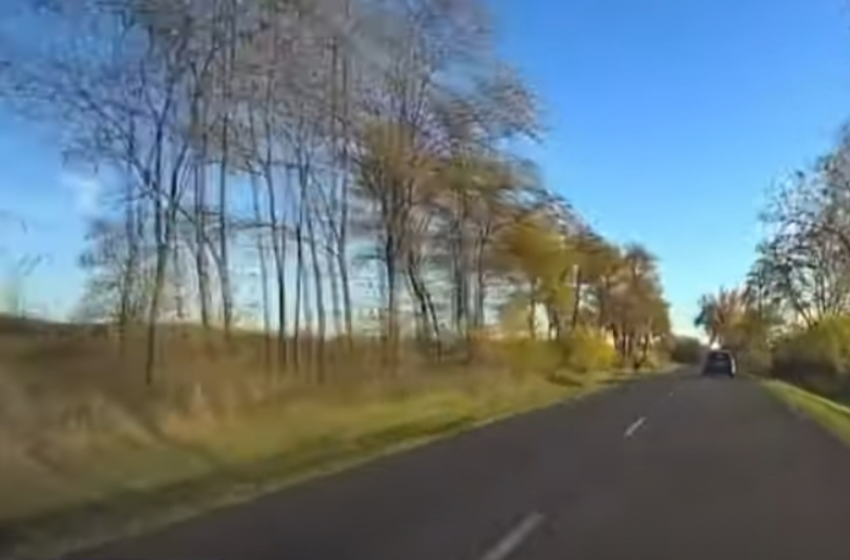 Videón, ahogy majdnem fának csapódott az autó Enese és Rábacsécsény között