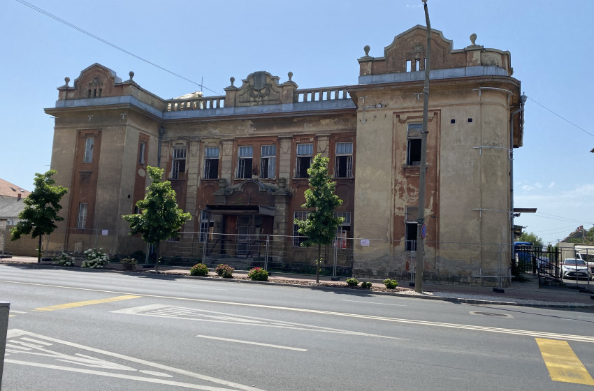 Jól halad a Járásbíróság épületének felújítása Csornán