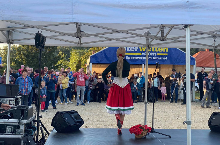 Magyar Rózsa énekel a földszigeti közösségi napon