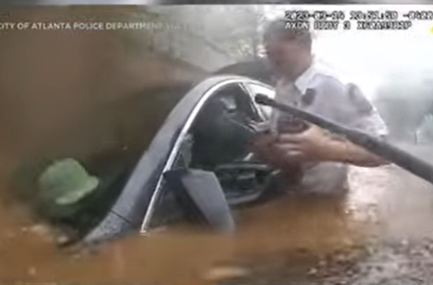 Hős rendőr mentette ki egy autóból egy árvízben rekedt férfit - videó