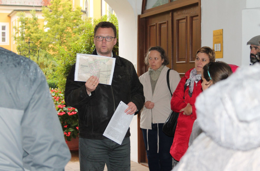 Történelmi kérdésekre válaszok Csornán: Szalay Balázzsal a helyismereti séta során
