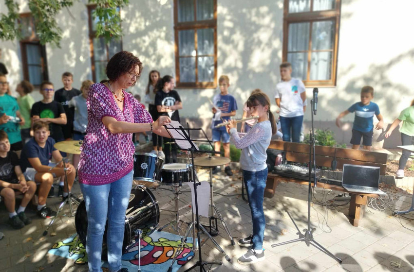 Zenei varázslat: minikoncertek a csornai Rákóczi iskolában