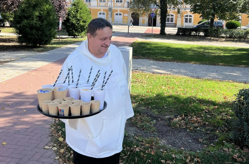 Csorna őszi varázsa: A premontrei apát frissítővel lepte meg a Vilmospark Kft. munkatársait