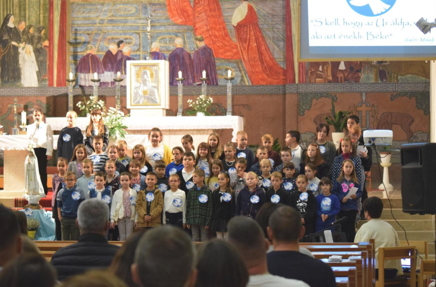 Elsőáldozásra készülő diákok a békéért fohászkodtak Csornán