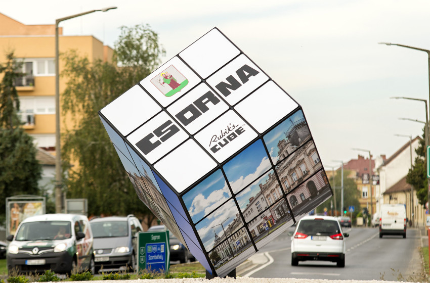 Öt évvel ezelőtt állították az óriási Rubik-kockát Csorna keleti körforgalmában