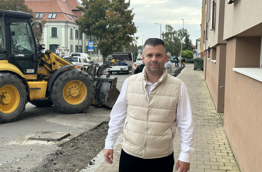 Jól halad a szervizút és a parkoló felújítása Csornán a Soproni úton