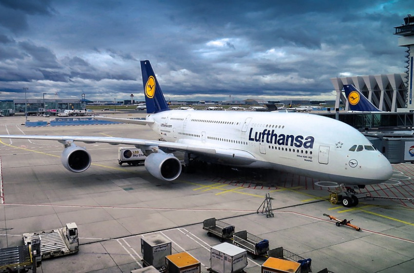 500 dolláros kártérítés ajánlott a Lufthansa, mert budapesti járatán leöntötték kávéval egy fiatalt