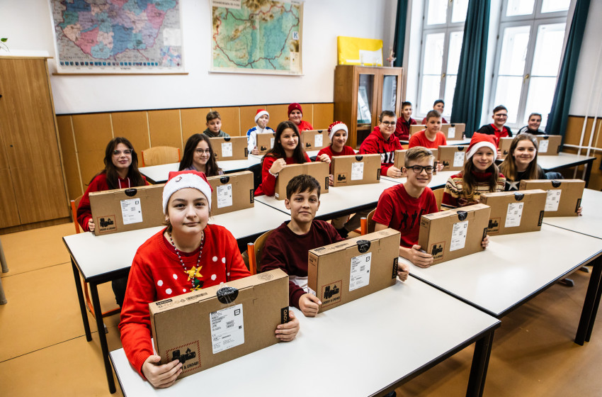 Digitális felzárkózás Csornán és Kapuváron: Új laptopok a diákoknak
