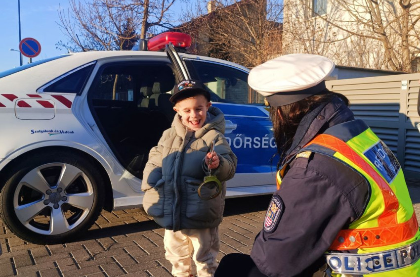 A Győri Rendőrkapitányság munkatársai megleptek egy 5 éves győri kisfiút 