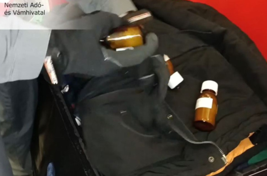 Drogot és alkoholt találtak egy román kisbuszban az M1-esen