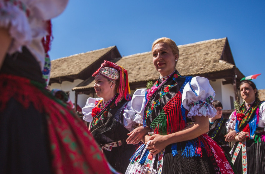Íme a magyar húsvéti néphagyomány összetéveszthetetlenül gyönyörű ruhadarabjai