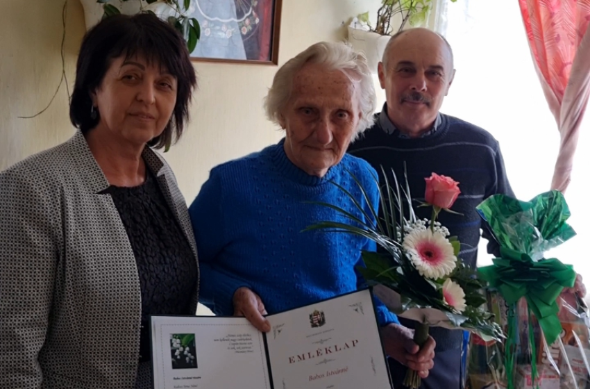 90. születésnapja alkalmából köszöntötték Terus nénit Acsalagon