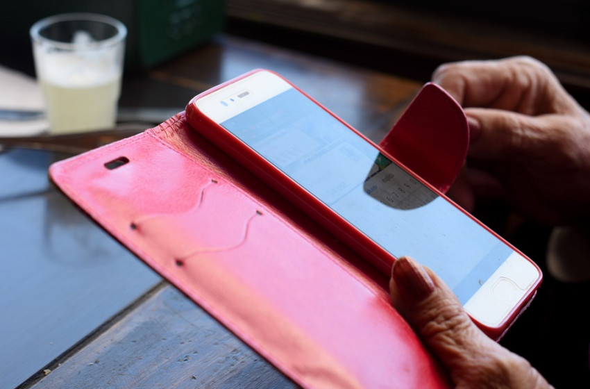 Telefonon beszélt, 21 millió forintja bánta