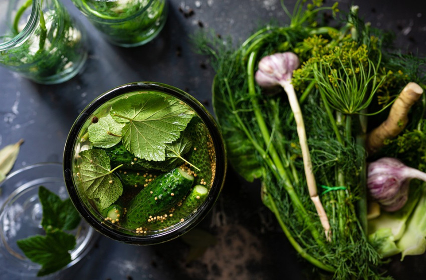 Eláruljuk, hogyan nem lesz zavaros a kovászos uborka leve