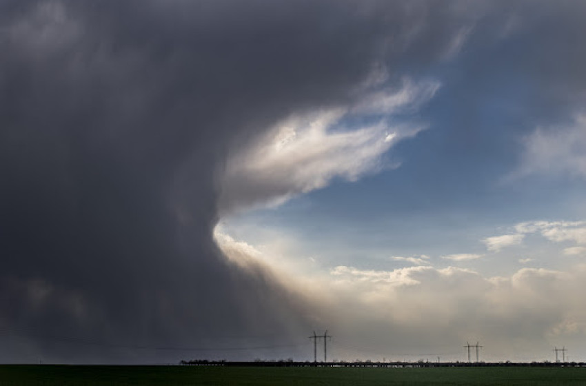 Szeles idő helyenként záporral, zivatarral