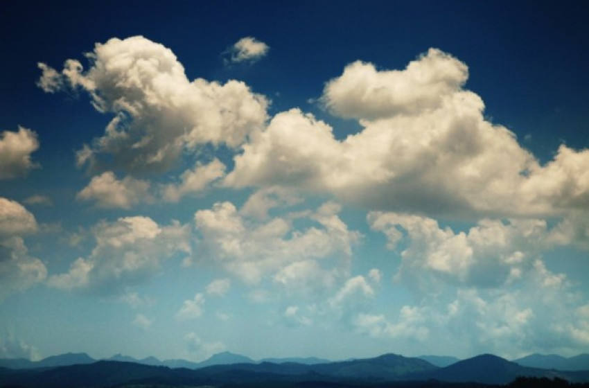 Szeles idő helyenként záporral, zivatarral