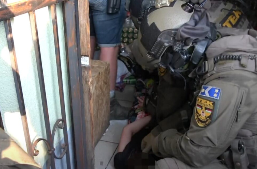 Dráma Mosonmagyaróváron: bedrogozva késelte meg nagymamáját és apját az ámokfutó lány