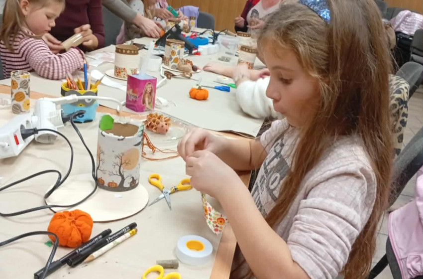 Kézműves szakkört tartanak Veszkényben – Mézeskalács házikó készítéssel