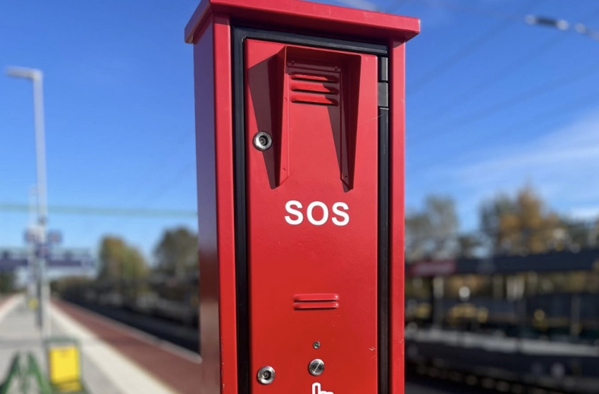Új SOS oszlop segíti a biztonságos utazást Kapuvár vasútállomásán