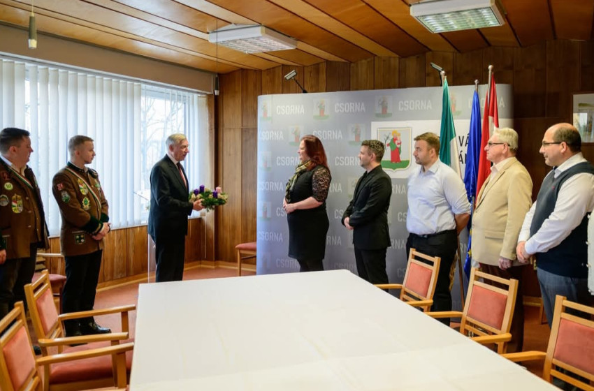 Adventi ajándékkal érkeztek a Perkovátz-Ház Baráti Kör képviselői Csornára