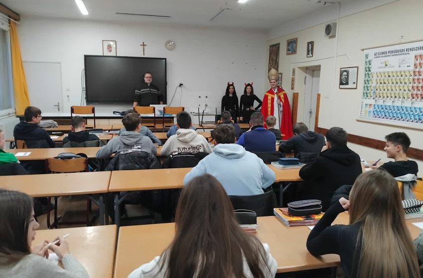 „Ajtódnál Szent Miklós kopog… Bocsásd be szíved ajtaján!” Szent Miklós-nap a Páli Szent Vince Katolikus Iskolaközpontban