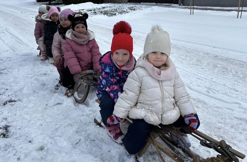 Közös szánkózás Szilban