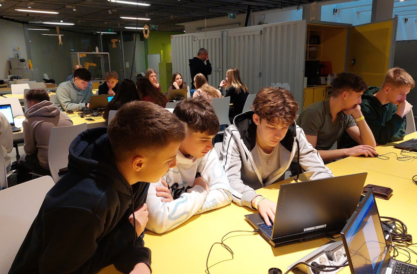 Bosch–Mobilis programon vett részt a Páli Szent Vince Gimnázium 10.a osztálya