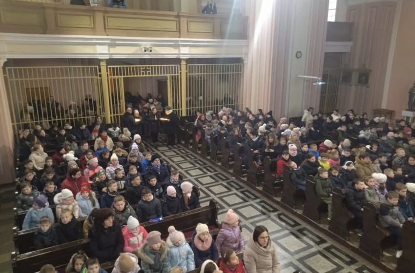 Bemutatták az elsőáldozásra készülő gyermekeket a kapuvári iskolamisén