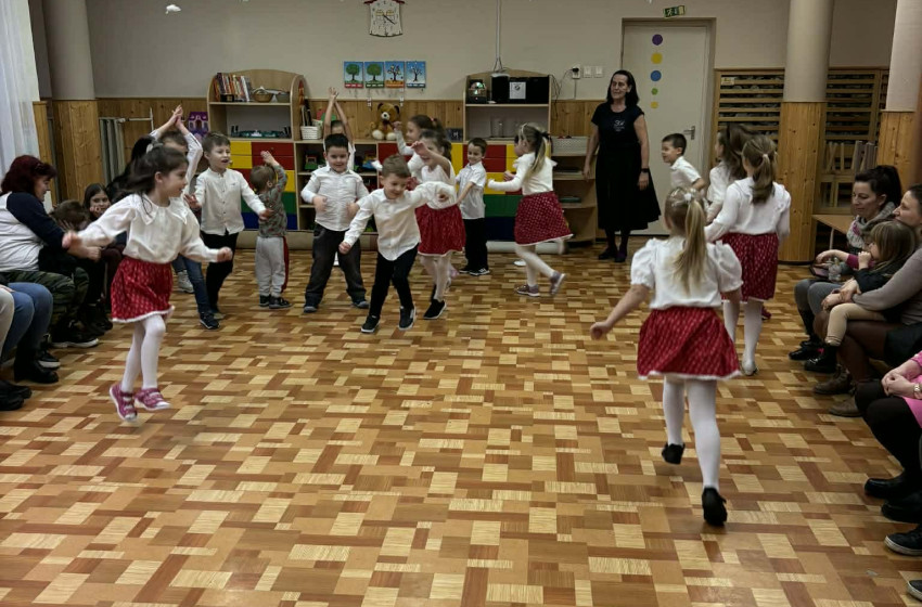 Népi játék és néptánc bemutató Veszkényben