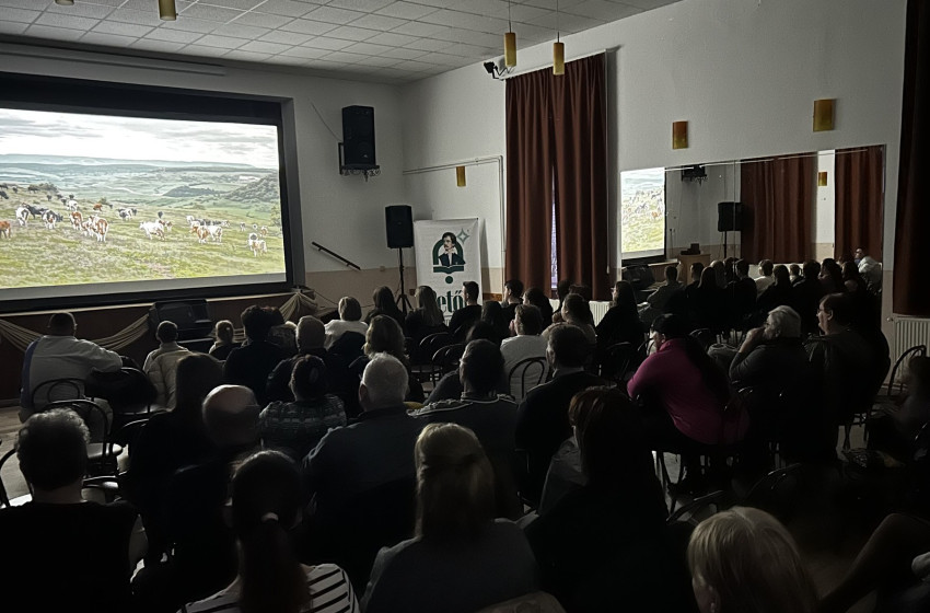 Közös filmélmény a szili Kultúrházban
