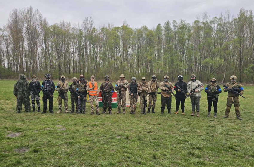 Airsoftjáték kellemes tavaszi időben Győrsövényház határában