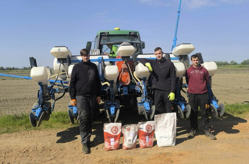 Gyakorlati tapasztalatszerzés a földeken – napraforgó vetés a Csukás Zoltán Mezőgazdasági Technikum diákjaival