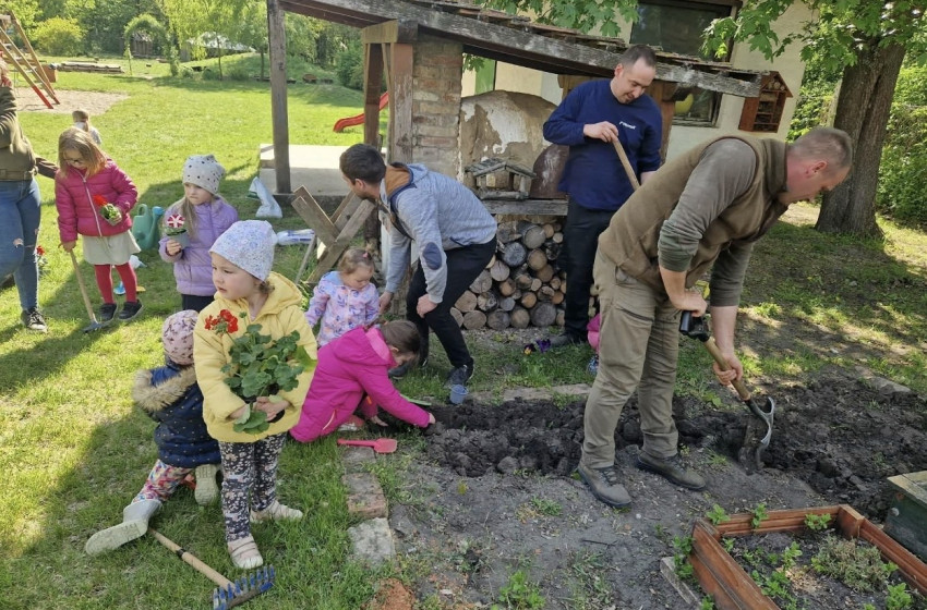 Közös virágültetéssel ünnepelték a Föld napját Győrsövényházán