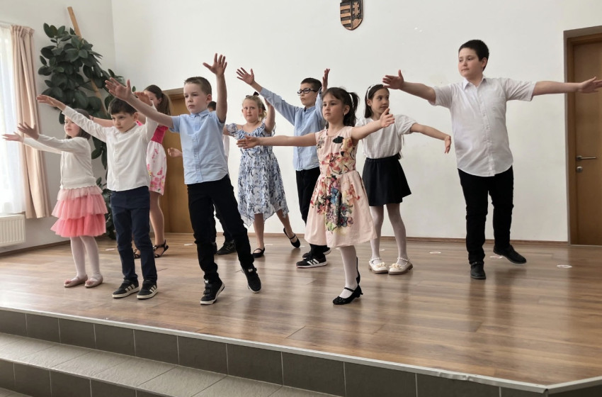 Megható és vidám anyák napi ünnepség Győrsövényházán