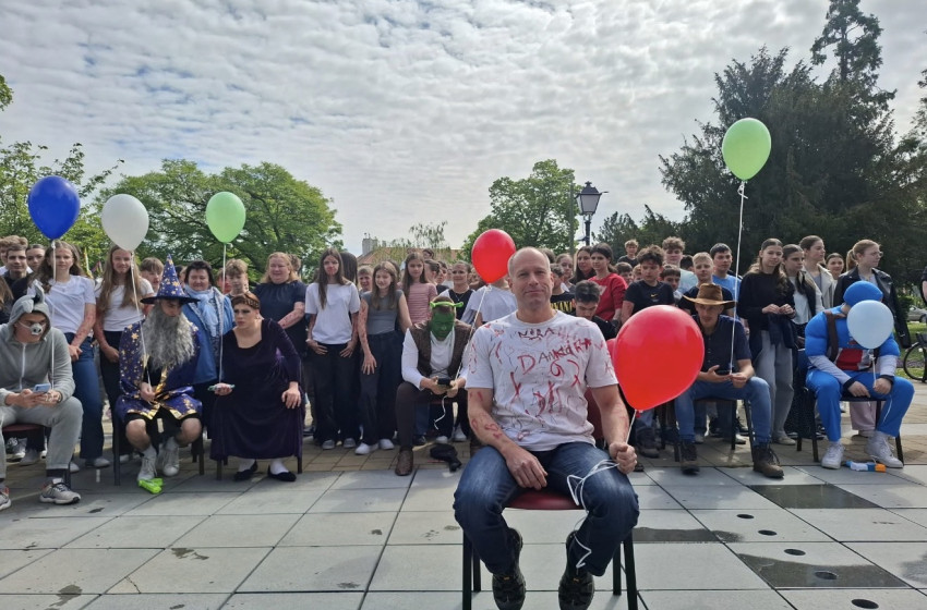 Vidámballagással búcsúztak a végzősök Kapuváron