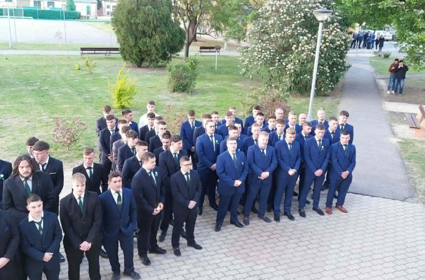 Szerenáddal búcsúztak tanáraiktól a végzősök a Kisalföldi ASzC Csukás Zoltán iskolában