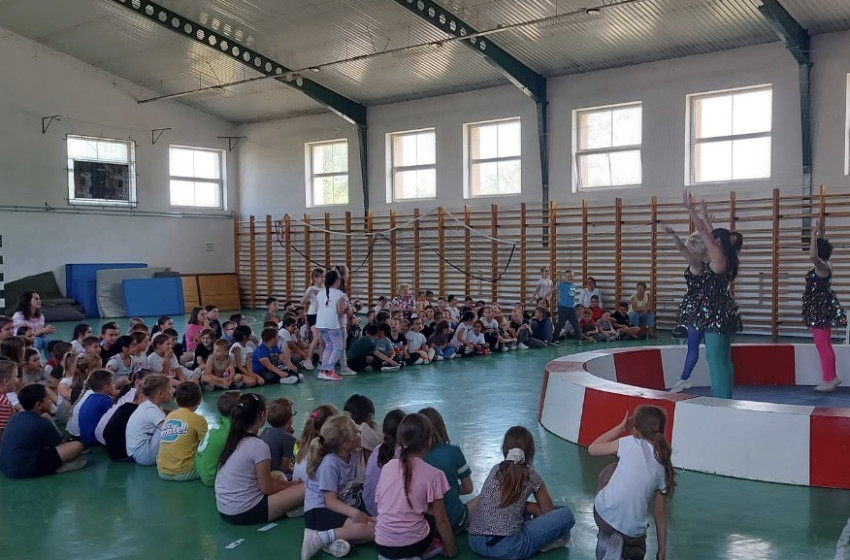 Cirkuszi előadás szórakoztatta a bősárkányi diákokat