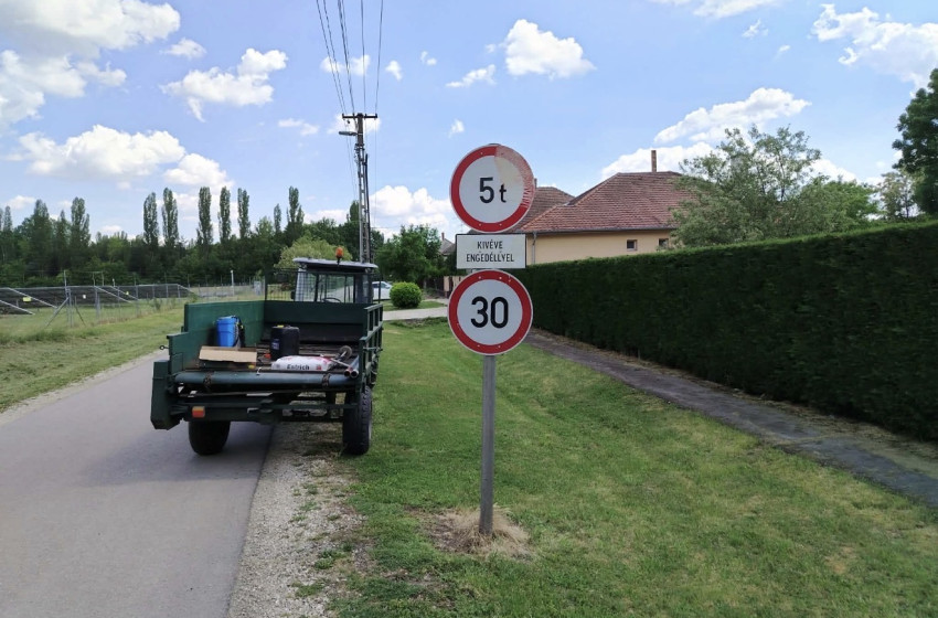 Sebességkorlátozó táblákat helyeztek ki Szilsárkány több utcájában