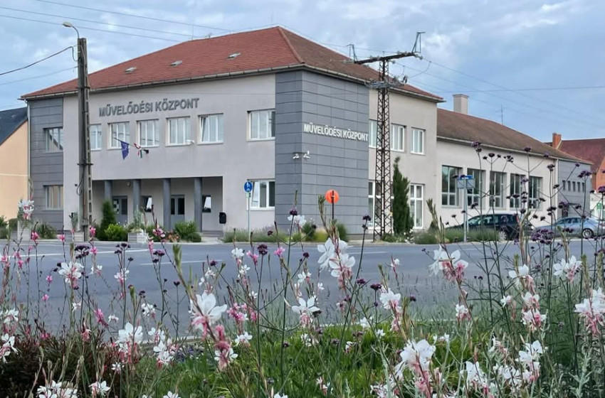 Virágba öltöztek Szany közterületei