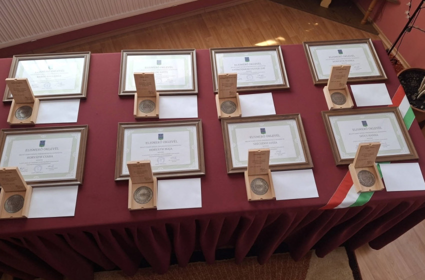 Babót idén is jutalmazta kitűnő tanulóit