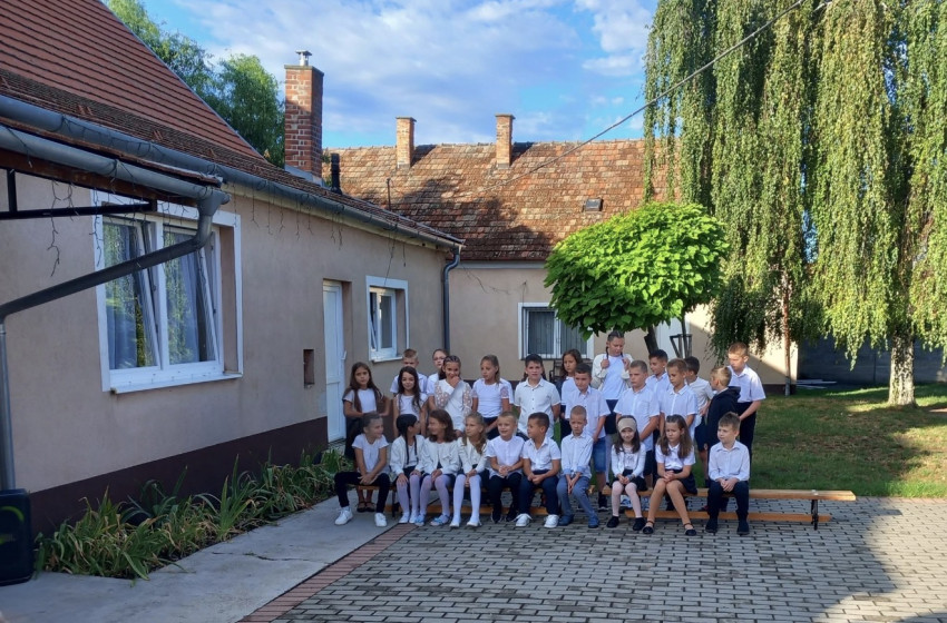 Tíz elsős kezdte meg a tanévet Veszkényben – tanszercsomaggal és utalvánnyal segítette őket az önkormányzat