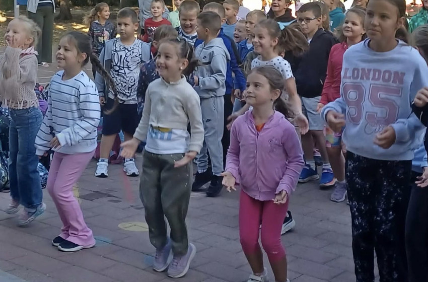 Zenés-táncos reggelekkel indítják a hónapot a Király Iván Általános Iskolában