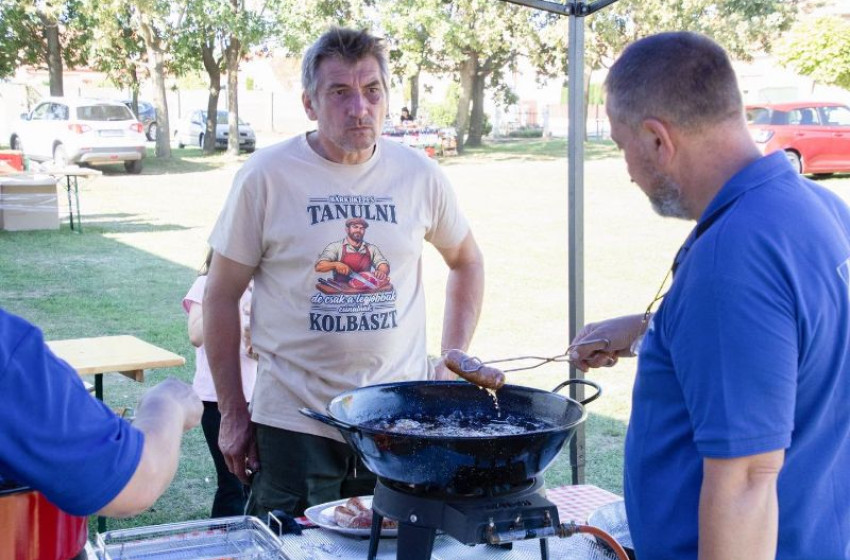 Hetedszer telt meg kolbászillattal Veszkény