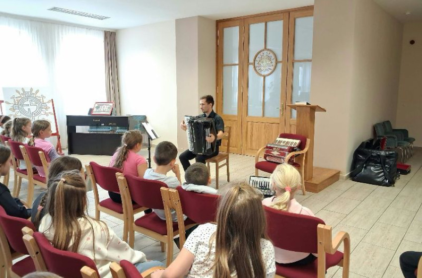 Virtuóz harmonikajátékkal ünnepelték a Zene Világnapját Csornán