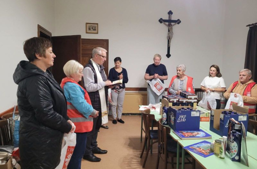 Szeretetcsomagokkal köszöntötte az időseket a Csornai Karitász