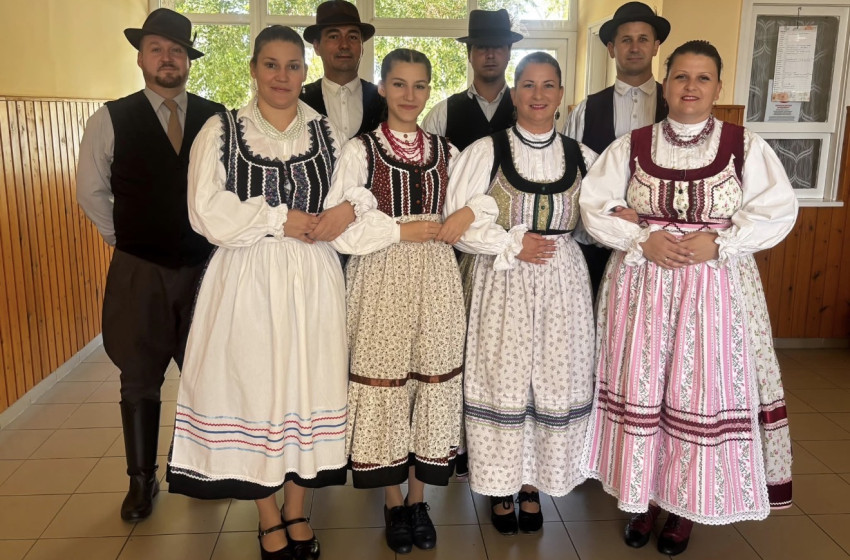 Rábaközi és mezőségi táncokkal varázsoltak ünnepi hangulatot Mórichidán a kónyi hagyományőrzők
